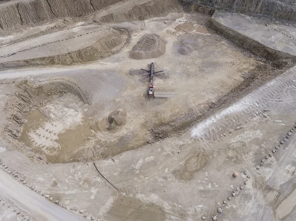 Vista aérea da escavadeira e caminhão trabalhando no campo de areia — Fotografia de Stock