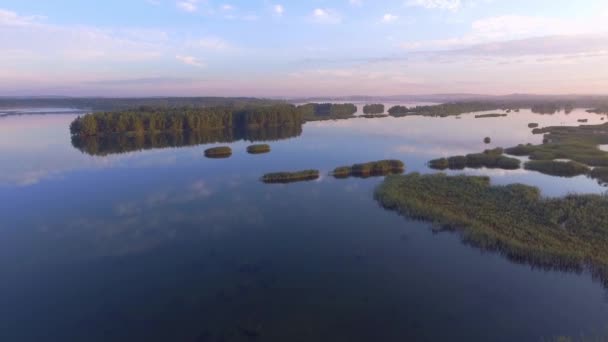 Lever de soleil à l'heure d'été lac et forêt verte, sable et reflet dans l'eau, Pologne lanscape. Vue d'en haut . — Video