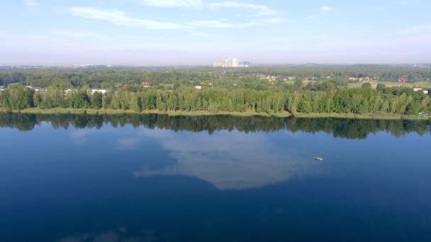 Zonsopgang op zomertijd lake en groene bos, zand en reflectie in water, Polen lanscape. Van bovenaf bekijken. — Stockvideo