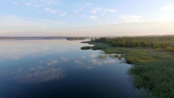 Zonsopgang op zomertijd lake en groene bos, zand en reflectie in water, Polen lanscape. Van bovenaf bekijken. — Stockvideo