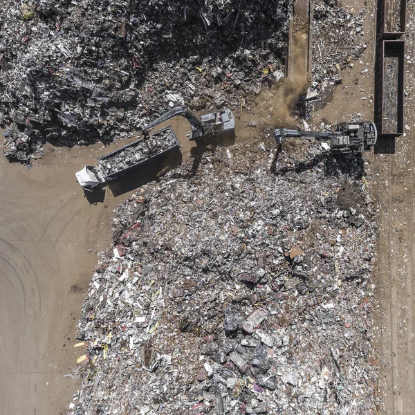 Ferro matéria-prima reciclagem pilha, máquinas de trabalho. Resíduos metálicos — Fotografia de Stock