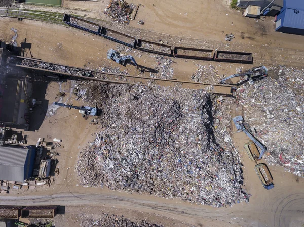 Pila de reciclaje de materias primas de hierro, máquinas de trabajo. Residuos metálicos —  Fotos de Stock