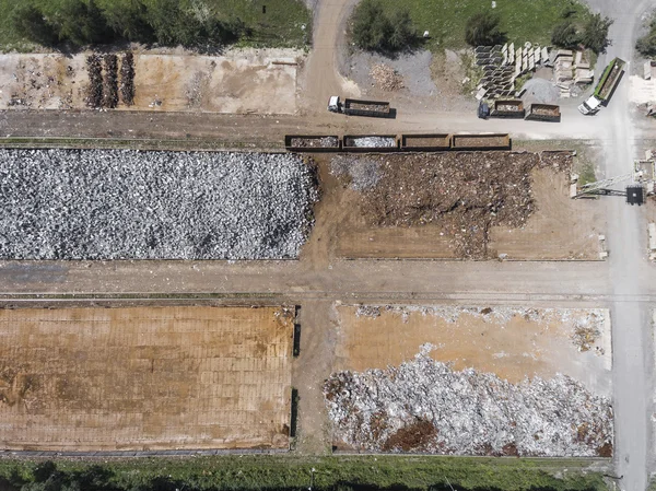 Pila di riciclaggio materie prime ferro, macchine di lavoro. Rifiuti metallici — Foto Stock