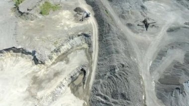 Polonya güneyinde bozulmuş manzara içinde. Yok edilen arazi. Ekskavatör kazıcı çalışır. Yukarıdan görüntülemek.