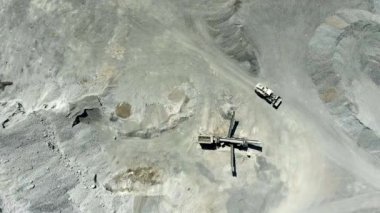 Polonya güneyinde bozulmuş manzara içinde. Yok edilen arazi. Ekskavatör kazıcı çalışır. Yukarıdan görüntülemek.