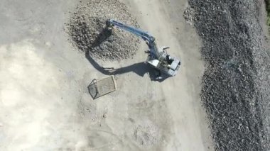 Polonya güneyinde bozulmuş manzara içinde. Yok edilen arazi. Ekskavatör kazıcı çalışır. Yukarıdan görüntülemek.
