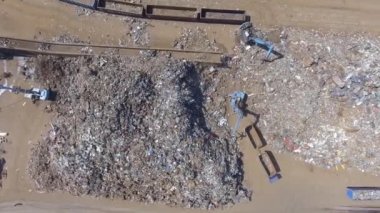 Demir kazık, iş makineleri geri dönüşüm hammadde. Metal atık hurdalık. Ekskavatör kazma bir çöplüğü üzerinde çalışır. Yukarıdan görüntülemek.