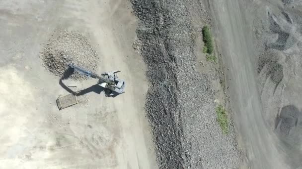 Paisaje degradado en el sur de Polonia. Tierra destruida. La excavadora funciona. Vista desde arriba . — Vídeo de stock