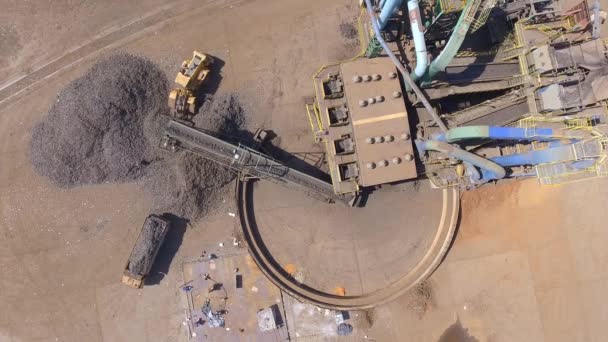 Pila di riciclaggio materie prime ferro, macchine di lavoro. discarica di rifiuti metallici. Scavatori scavatori lavora su una discarica di immondizia.Vista dall'alto . — Video Stock