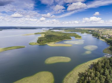 Masuria ve Podlasie distri gölde küçük adalarda görünümünü