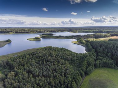 Masuria ve Podlasie distri gölde küçük adalarda görünümünü
