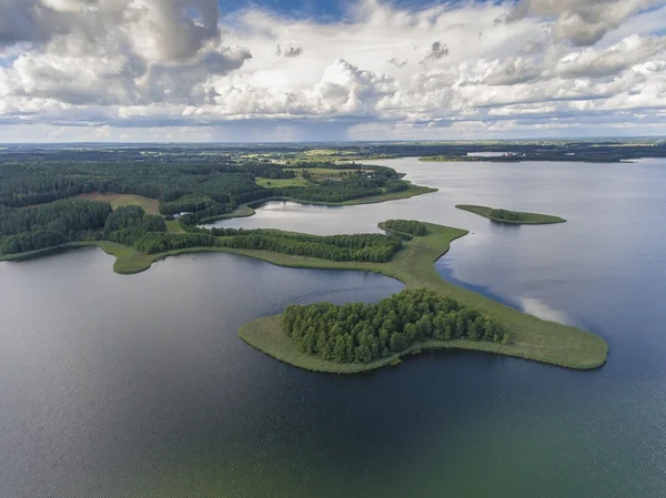 Weergave van kleine eilandjes in het meer in Masuren en Podlasie distri — Stockfoto