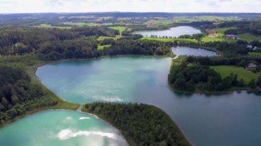 Masuria ve Podlasie bölgesinde, Polonya göl kenarında küçük adalar manzarası. Mavi su ve beyaz bulutlar. Yaz saati. Yukarıdan görüntülemek.