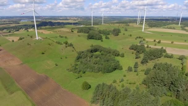 Větrné turbíny v Suwałki. Polsko. Pohled shora. Letní čas. — Stock video