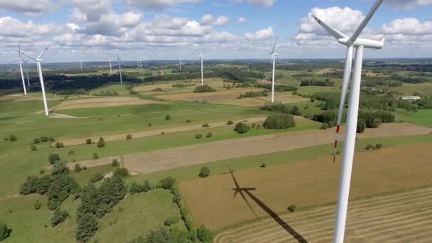 Větrné turbíny v Suwałki. Polsko. Pohled shora. Letní čas. — Stock video