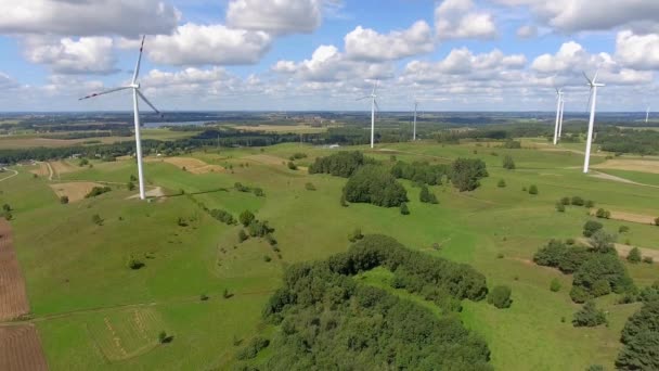 Větrné turbíny v Suwałki. Polsko. Pohled shora. Letní čas. — Stock video