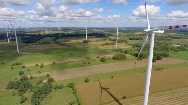 Vindkraftverk i Suwalki. Polen. Visa från ovan. Sommartid. — Stockvideo