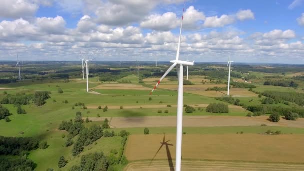 Větrné turbíny v Suwałki. Polsko. Pohled shora. Letní čas. — Stock video