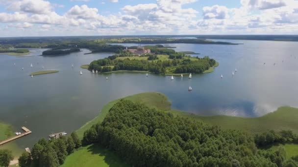 Masuria ve Podlasie bölgesinde, Polonya göl kenarında küçük adalar manzarası. Mavi su ve beyaz bulutlar. Yaz saati. Yukarıdan görüntülemek. — Stok video