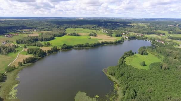 Veduta di piccole isole sul lago in Masuria e nel distretto di Podlasie, Polonia. Acqua blu e nuvole bianche. Ora legale. Vista dall'alto . — Video Stock