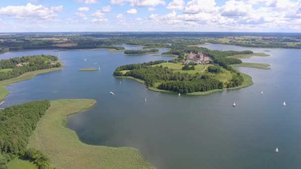 Вид на невеликих островів, на березі озера у районі Мазурія та провінції Підляшшя, Польща. Сині води і білі хмари. Літній час. Вид зверху. — стокове відео