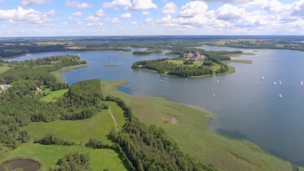 Masuria ve Podlasie bölgesinde, Polonya göl kenarında küçük adalar manzarası. Mavi su ve beyaz bulutlar. Yaz saati. Yukarıdan görüntülemek. — Stok video