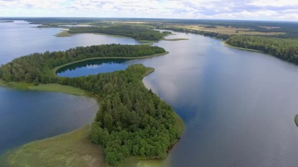Pohled z malých ostrovů na jezeře v regionu Mazury a Podlasie okres, Polsko. Modrá voda a bílé mraky. Letní čas. Pohled shora. — Stock video