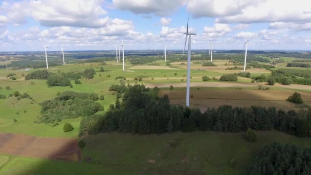 Turbiny wiatrowe w Suwałkach. Polska. Widok z góry. Czas letni. — Wideo stockowe