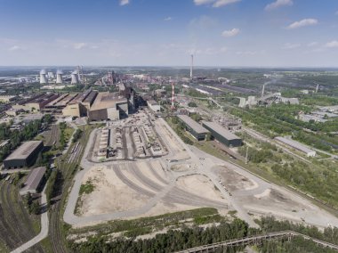Güneşli bir günde bacaları olan çelik fabrikası. Metalurji tesisi.