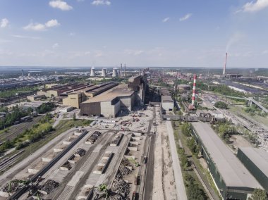 Güneşli bir günde bacaları olan çelik fabrikası. Metalurji tesisi.