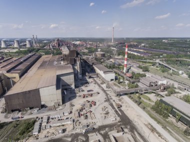 Güneşli bir günde bacaları olan çelik fabrikası. Metalurji tesisi.