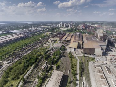 Güneşli bir günde bacaları olan çelik fabrikası. Metalurji tesisi.