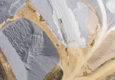 Havadan görünümü üzerinde fabrika işleme yapı malzemeleri. Kum