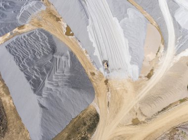 Havadan görünümü üzerinde fabrika işleme yapı malzemeleri. Kum