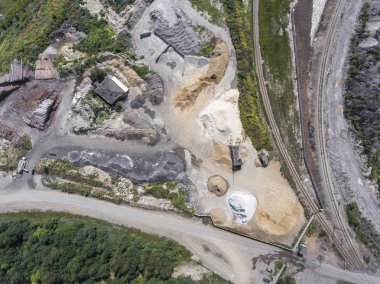 Havadan görünümü üzerinde fabrika işleme yapı malzemeleri. Kum