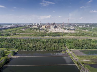 Güneşli bir günde bacaları olan çelik fabrikası. Metalurji tesisi.