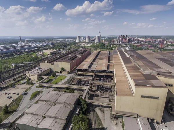 Сталевий завод з тютюновими виробами в сонячний день. Металургійний завод . — стокове фото