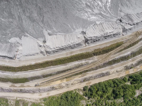 Деградували шахти ландшафтних мінералів на півдні Польщі. Зруйнований l — стокове фото