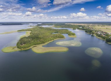 Lake Wigry Milli Parkı. Suwalszczyzna, Polonya. Mavi su ve 