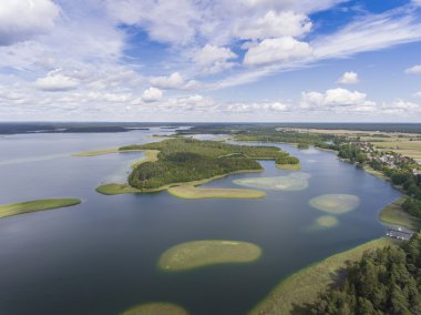 Lake Wigry Milli Parkı. Suwalszczyzna, Polonya. Mavi su ve 