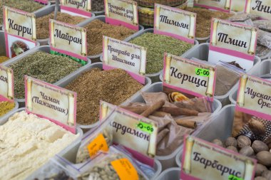 Ukrayna pazarında baharat satışı. Her ürün fiyat etiketleri