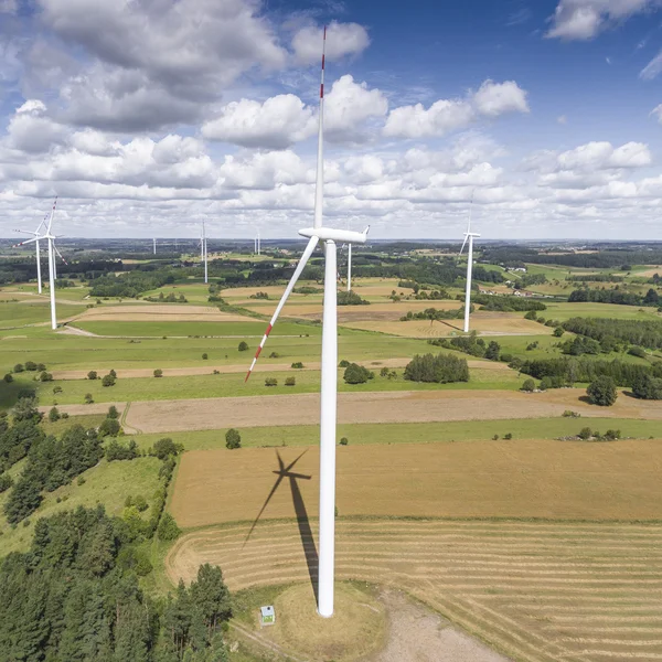 Větrné turbíny v Suwałki. Polsko. Pohled shora. Letní čas. — Stock fotografie