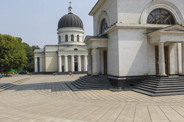 CHISINAU, MOLDOVA - 30 DE JULIO DE 2016: Parque de la Catedral el 30 de julio de 20 — Foto de Stock