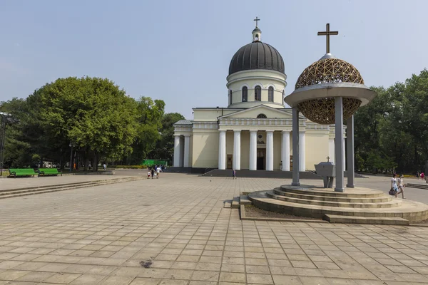 CHISINAU, MOLDOVA - 30 DE JULIO DE 2016: Parque de la Catedral el 30 de julio de 20 — Foto de Stock