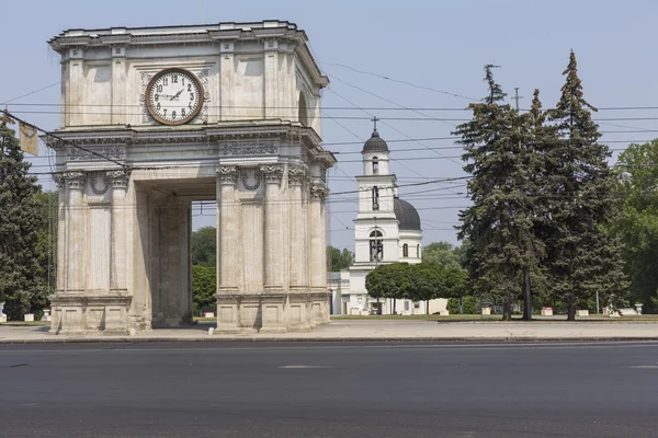 CHISINAU, MOLDOVA- 30 DE JULIO DE 2016: Arco de la Victoria en Assem Nacional — Foto de Stock