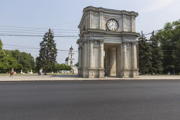 CHISINAU, MOLDOVA- JULY 30, 2016: Victory Arch in National Assem — Stock Photo, Image