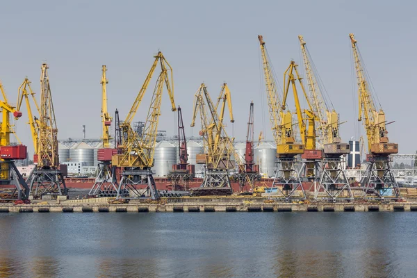 Oděsa, Ukrajina - 30. července 2016: Kontejner jeřáby v nákladní přístav — Stock fotografie