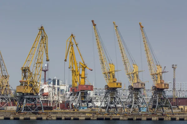 Odessa, Ucrania - 30 de julio de 2016: Grúas de contenedores en el puerto de carga — Foto de Stock