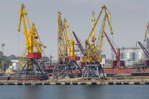 Odessa, Ukraina - 30 juli 2016: Containerkranar i cargo port — Stockfoto