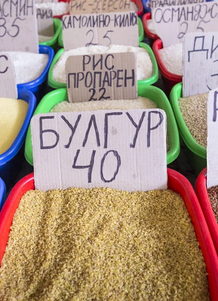 Vendita di spezie mercato in Ucraina. I cartellini dei prezzi di ogni prodotto — Foto Stock